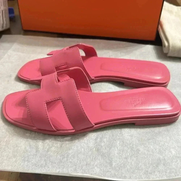 HERMES Oran sandal 
Rose De Venise
Gently used 
Wore 1 time on a vacation - Picture 9 of 12